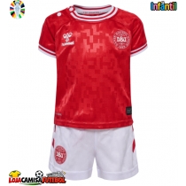 Camisa de Futebol Dinamarca Equipamento Principal Infantil Europeu 2024 Manga Curta (+ Calças curtas)